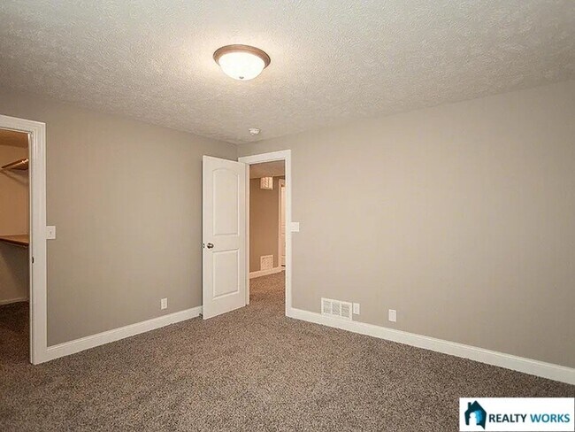 Building Photo - Spacious 4 Bed, 3 Bath Townhome with finished Basement