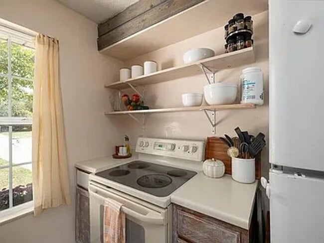 Building Photo - 3 Bed 2 Bath 2 Car Garage Available Now!!!