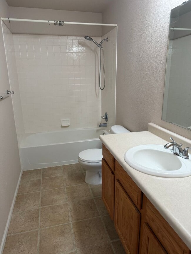 Building Photo - Roomy Midtown 3 bedroom 2 bath