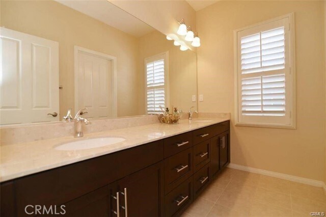 Building Photo - 308 Bronze