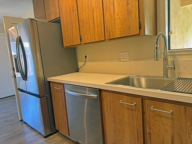 Building Photo - Beautiful Updated 3 Bedroom, 2 Bathroom Sa...