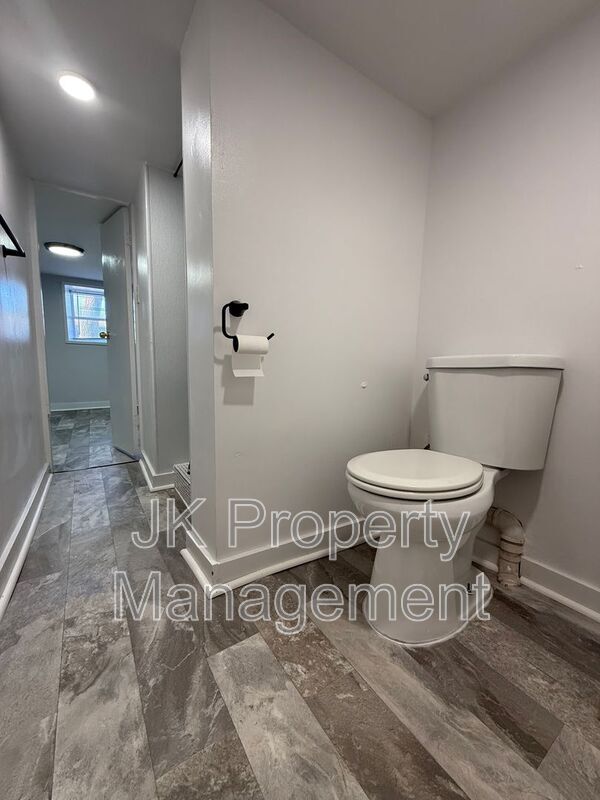 Building Photo - 1016 8th Ave S