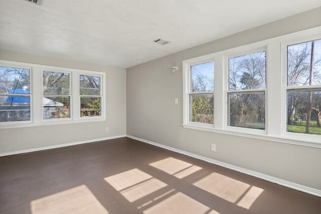 Building Photo - 320 NE 31st St