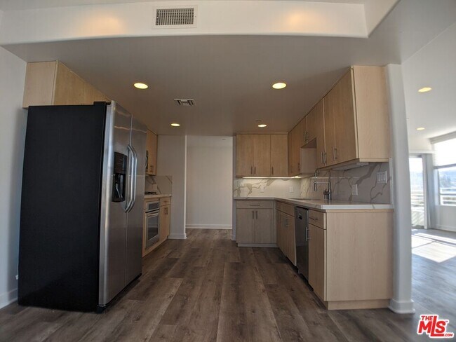 Building Photo - 5143 White Oak Ave