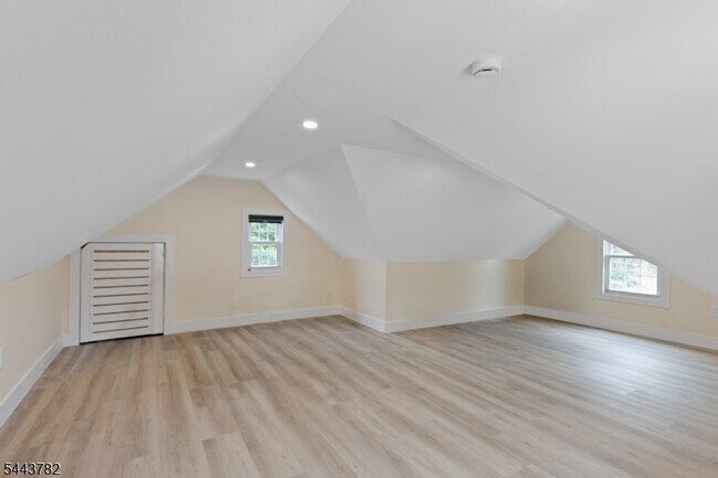 Building Photo - 382 River Rd