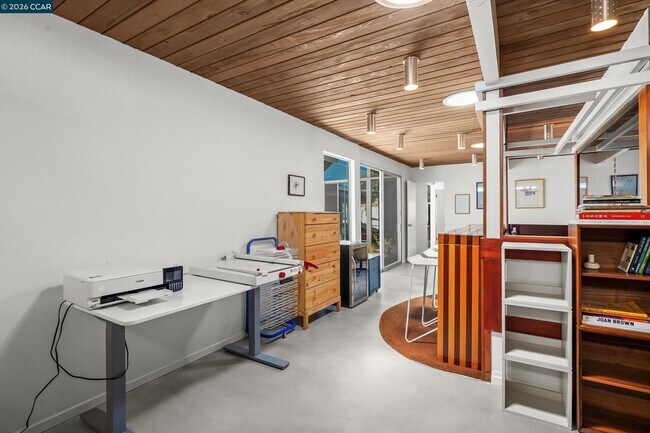 Building Photo - 8010 Shay Dr