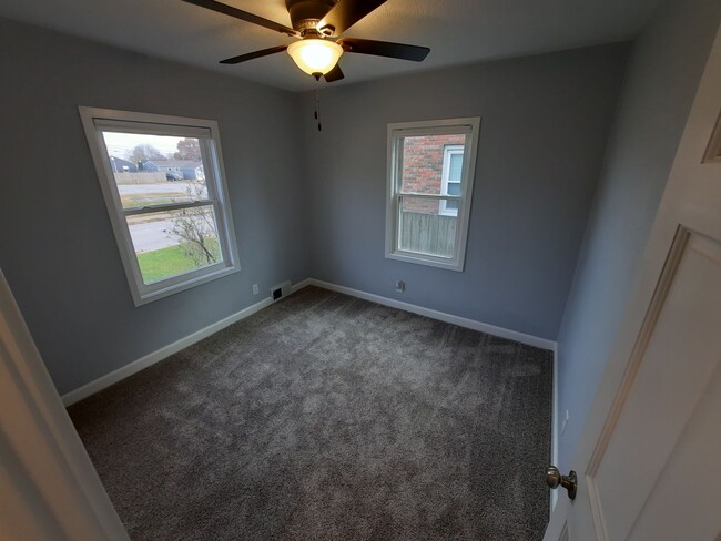 Building Photo - 2 Bedroom 1 Bathroom