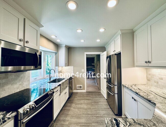 Building Photo - Updated Ranch Style Home in Prairie Villag...