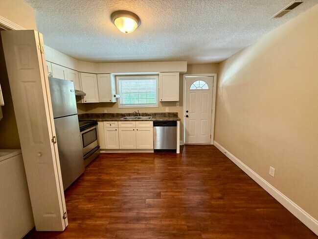 Building Photo - 2 Bedroom / 1 Bath Apt. - Johnson City