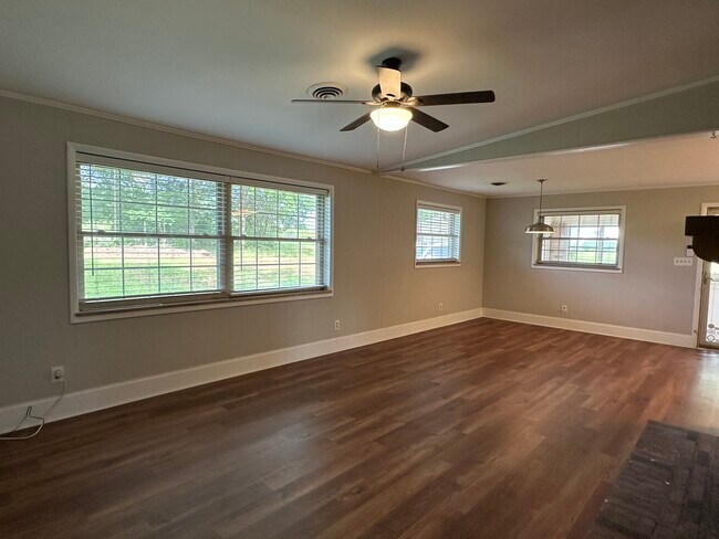 Building Photo - 1600 Plumcrest Dr