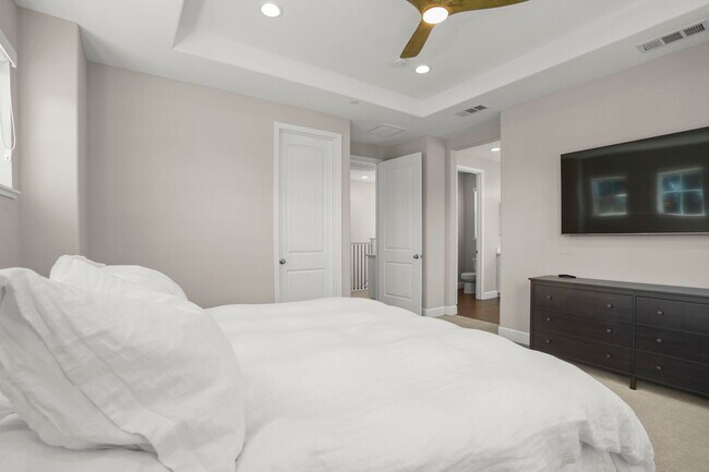 Building Photo - 3893 Villa Vista Pl