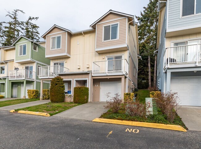 Building Photo - 2 Bedroom, 2.5 Bath Condo in Madrona Heights