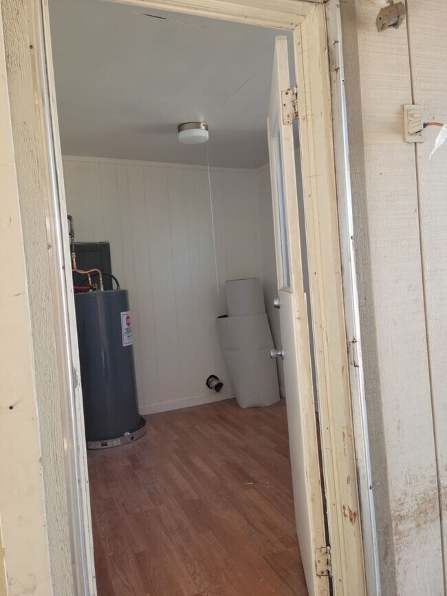 Building Photo - 3 bedroom, 1 bath in town