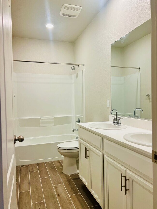 Building Photo - Beautiful 4 bed/2 bath Meritage Home in El...