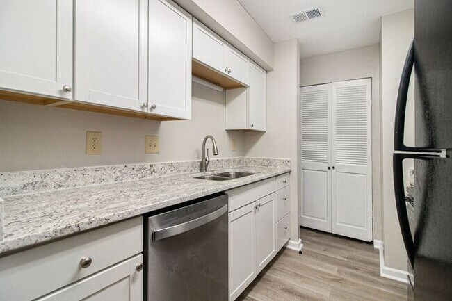 Building Photo - Fully Renovated 3BR/2BA Condo in Decatur!