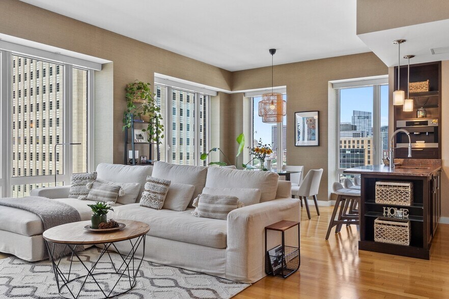 Building Photo - 400 Stuart St