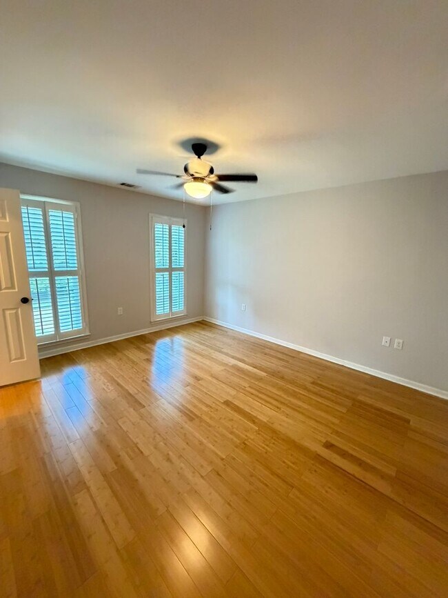 Building Photo - Beautiful East Side Home