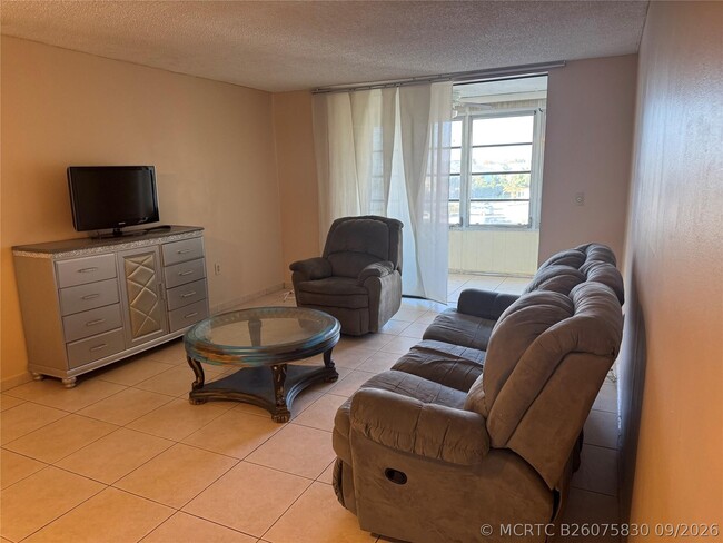 Building Photo - 2860 Somerset Dr