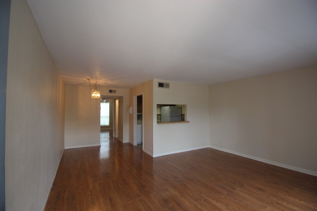 Building Photo - 8401 N New Braunfels Ave