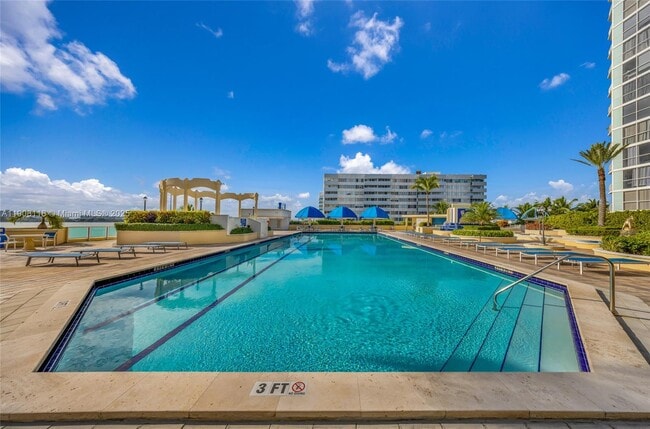 Building Photo - 7601 E Treasure Dr