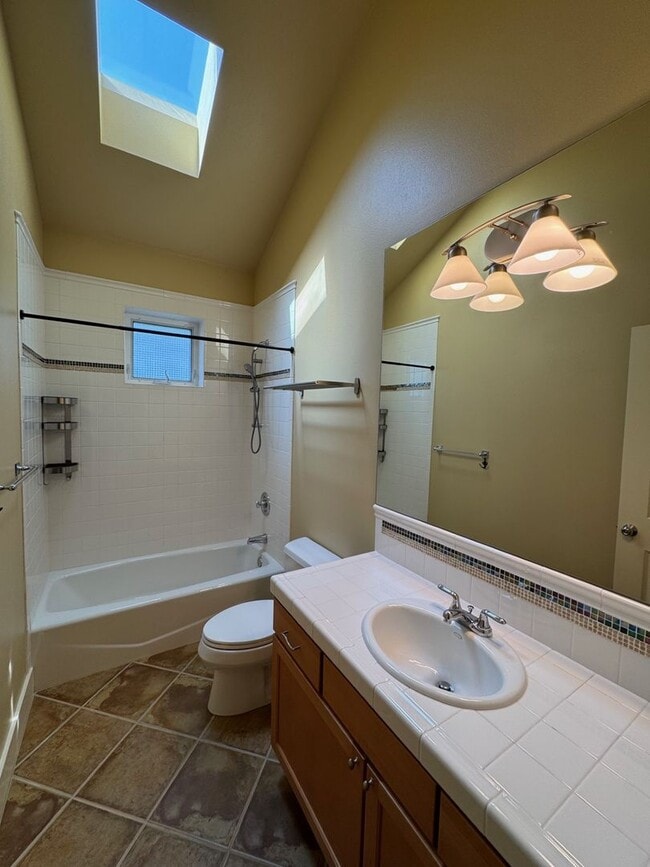Building Photo - Cozy 3 bed 2.5 bath townhome on North Quee...