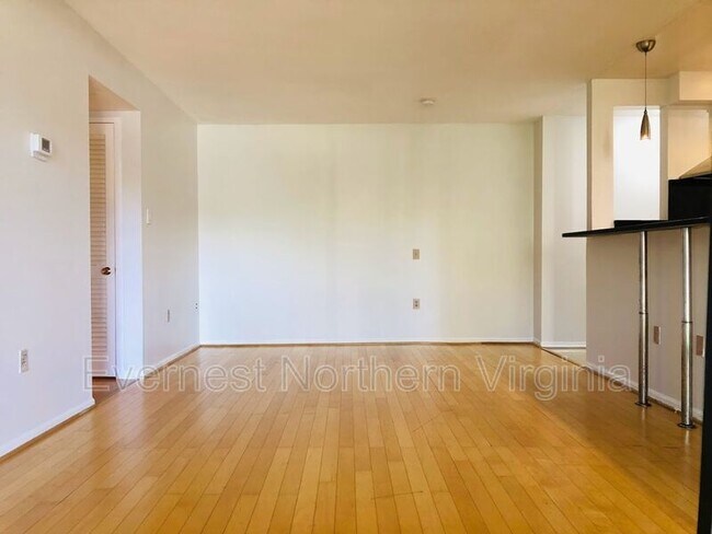Building Photo - 9710 Kingsbridge Dr