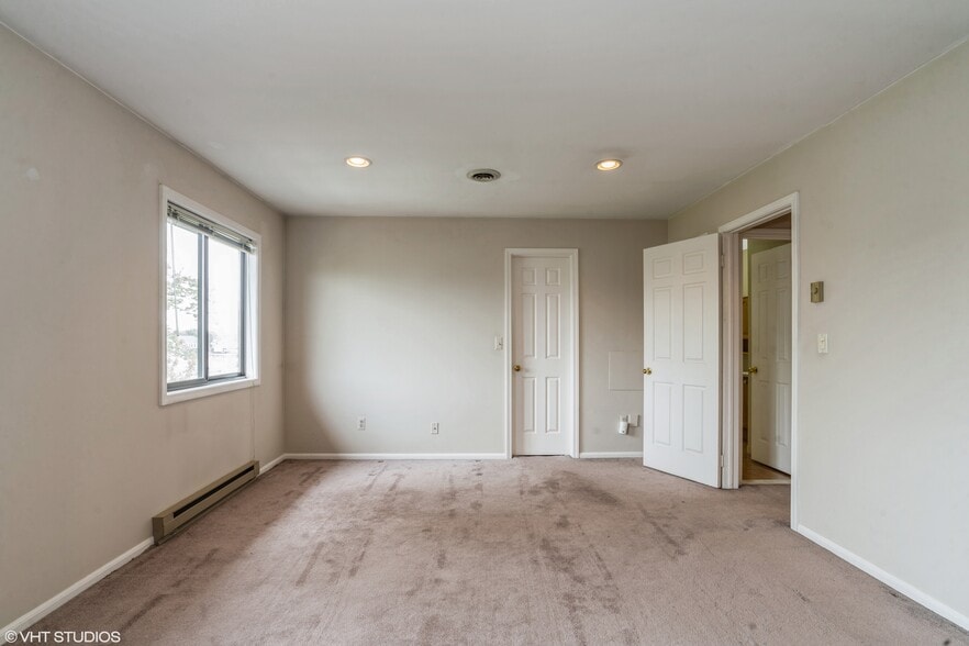 Bedroom - 500 Riverside Ave