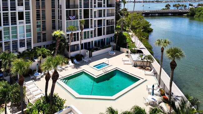Building Photo - 7400 Sun Island Dr S