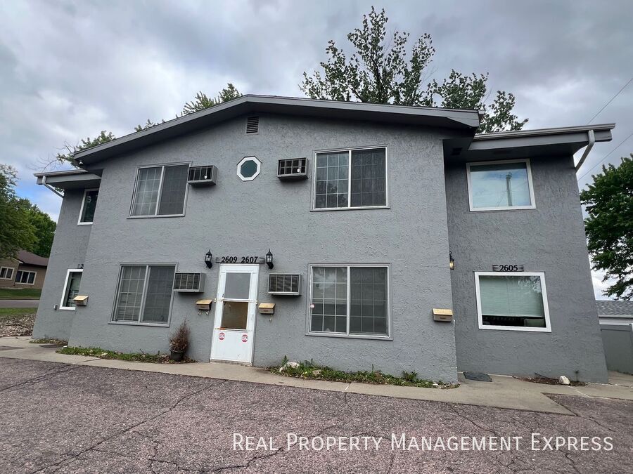 Building Photo - 2 Bed 1 Bath Apartment