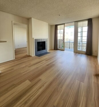 Interior Photo - 328 Cloverdale Ave