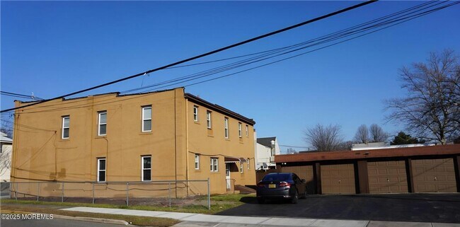 Primary Photo - 658 King Georges Rd