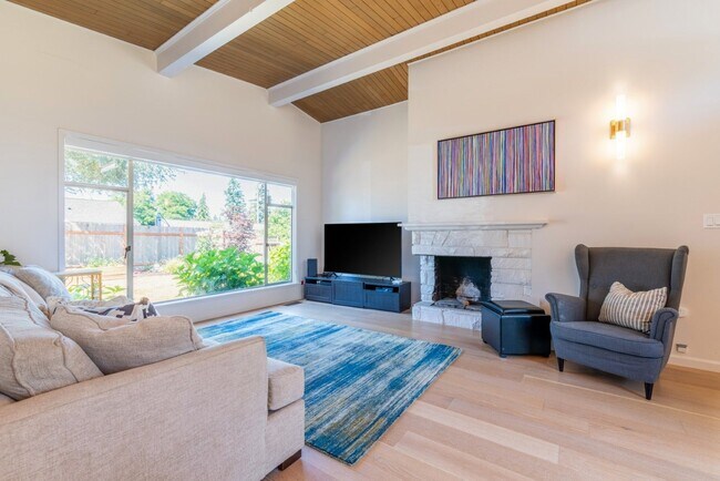 Building Photo - 4bd/1.75ba Shoreline Home