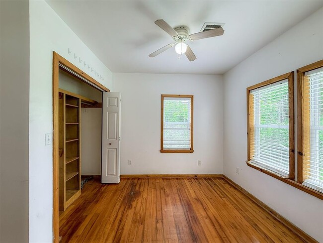 Building Photo - 1109 E Corona St