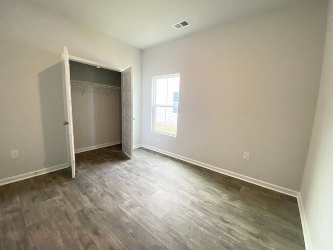 Building Photo - LIKE NEW home in a new subdivision!