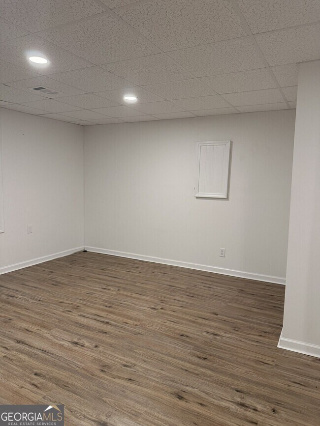 Building Photo - 640 Valerie Cir