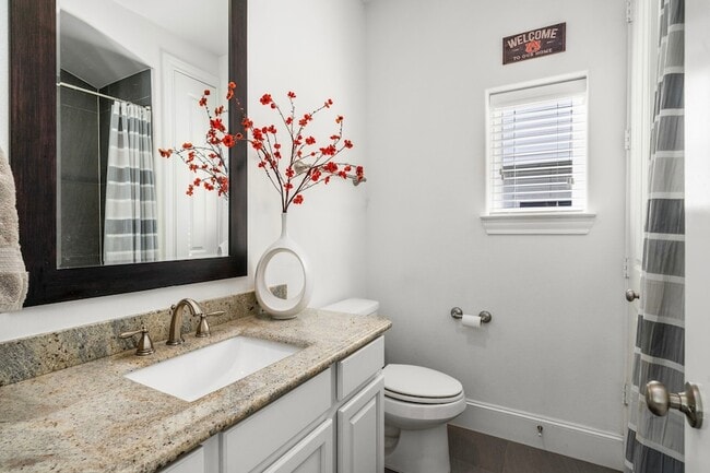 Building Photo - 816 Ennis St