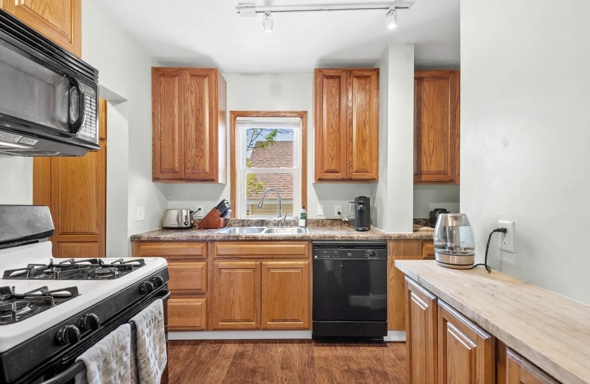 Kitchen - 319 Earl St
