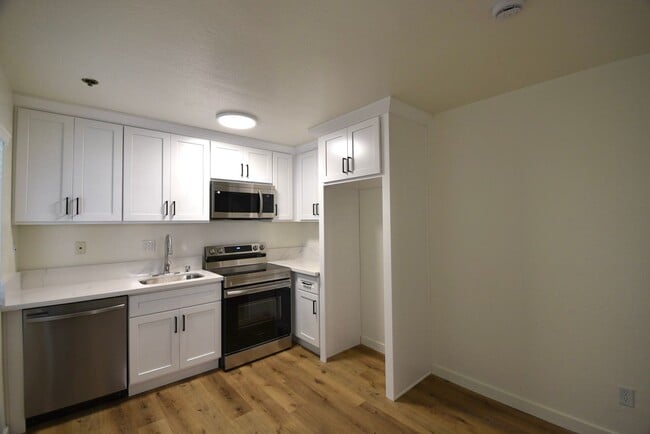 Building Photo - 14033 Bessemer St
