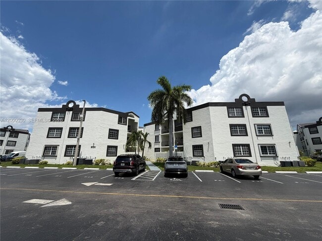 Building Photo - 9731 Fontainebleau Blvd