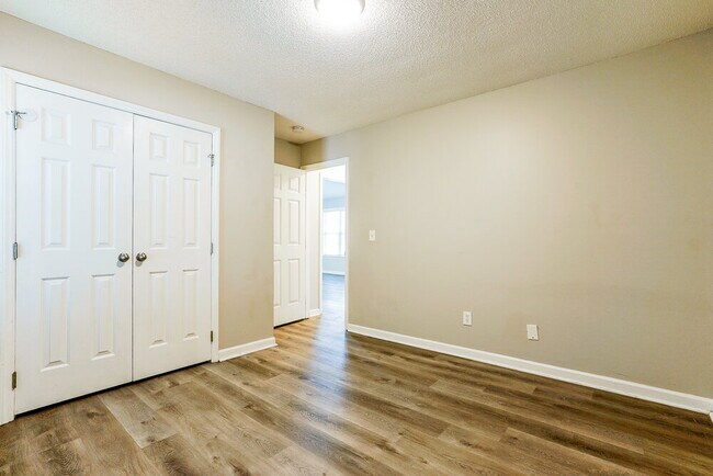 Building Photo - 121 Westonridge Run