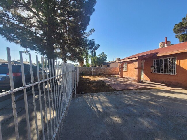 Building Photo - Ready to View!!