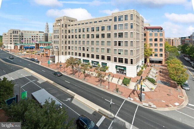 Building Photo - 309 Holland Ln