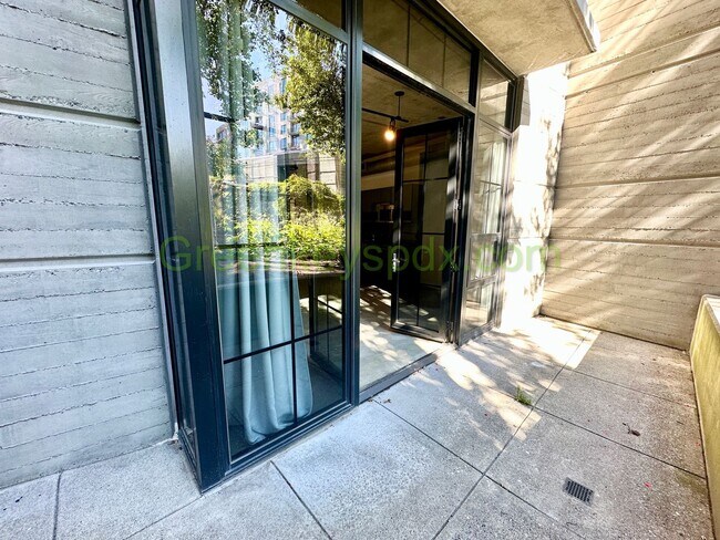 Building Photo - Studio Condo Available in the Pearl's Stre...