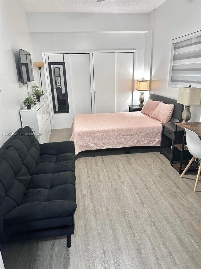 Building Photo - 611 W 50th Pl