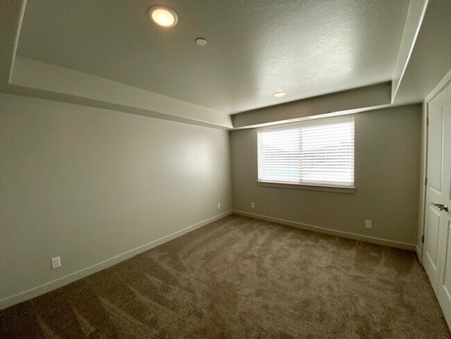 Building Photo - APARTMENT IN GREAT LOCATION FOR RENT!