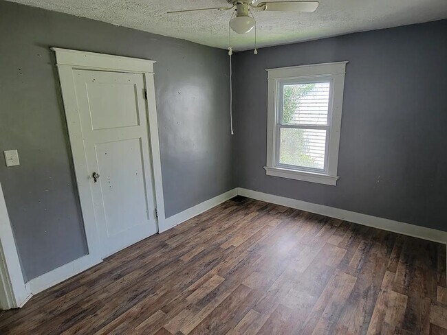 Building Photo - 715 W Fairview Ave