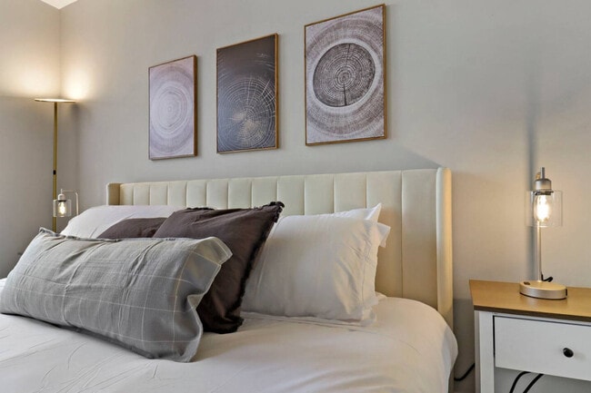 Building Photo - 255 N Addison Ave