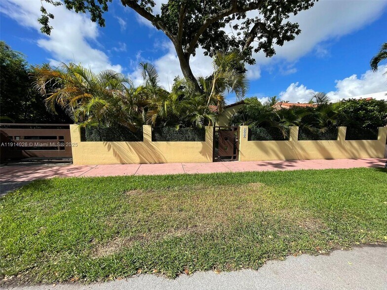 Building Photo - 1018 W 47th St