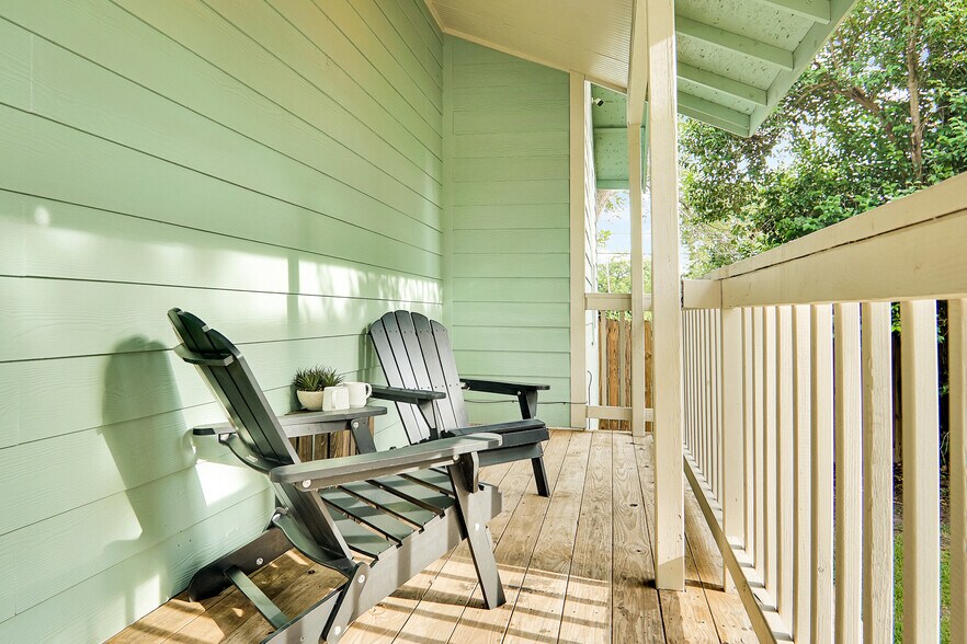 Building Photo - 1038 W Mistletoe Ave