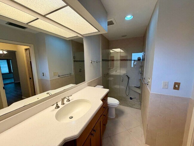 Building Photo - 423 Whispering Oaks Ct